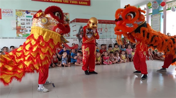 Bé vui Hội trăng rằm